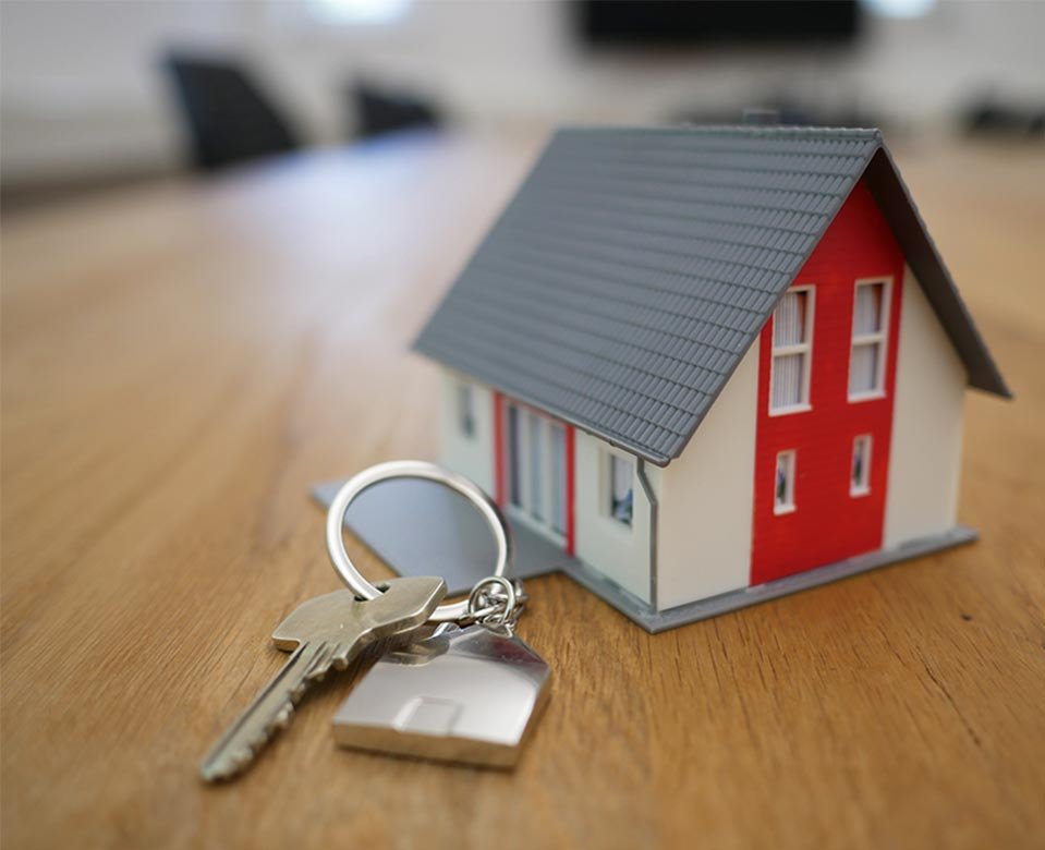 Maqueta de casa con llave de entrega de casa oficial