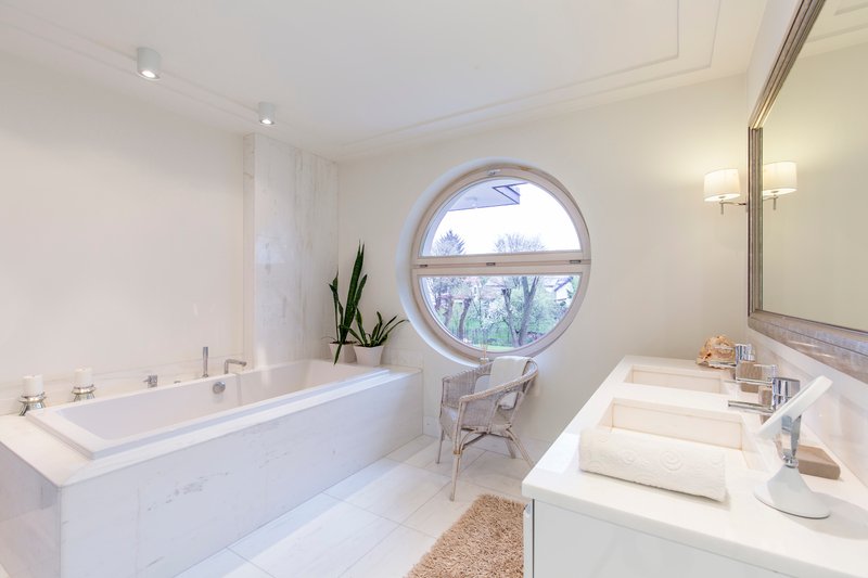 baño blanco iluminado
