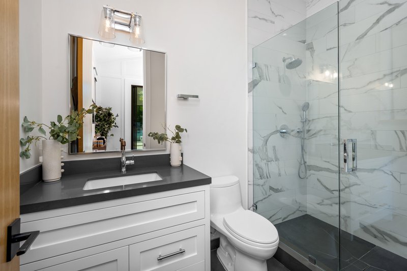 baño blanco y negro