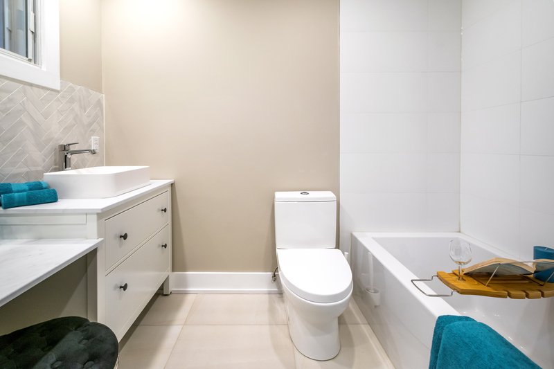 baño con marmol