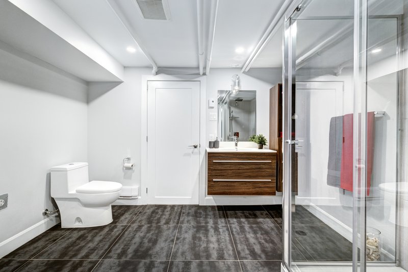 baño con regadera iluminado