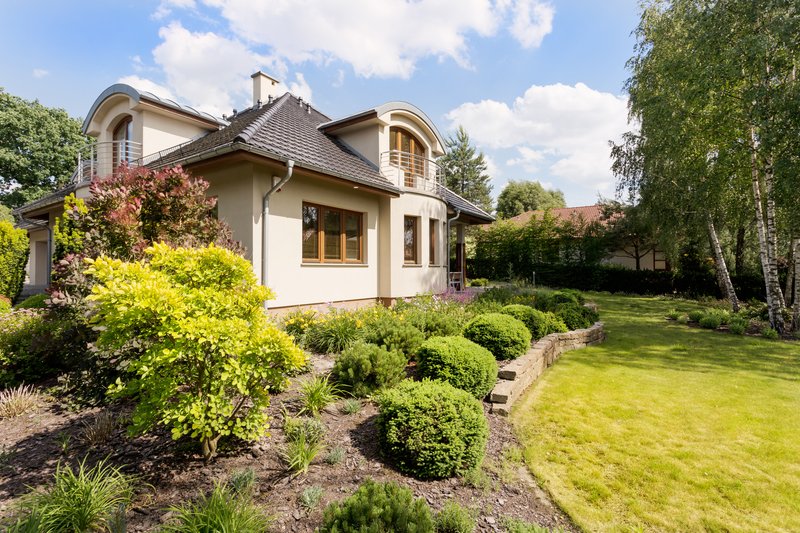 casa con fachada con jardín