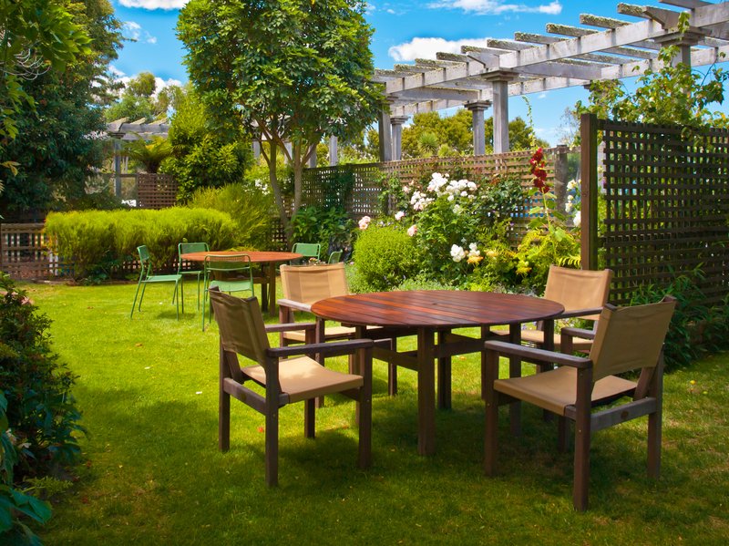 patio con mesa de exterior