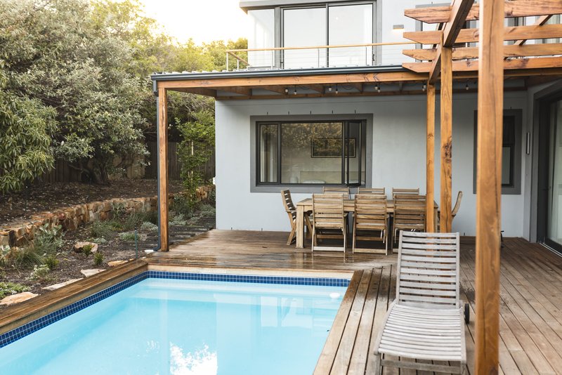 Patio con estilo de madera y alberca