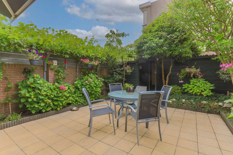 Patio con mesa de jardín