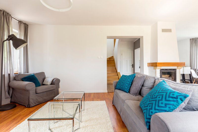 Sala espaciosa y moderna con espacio para chimenea